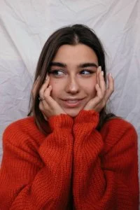 Pulls en laine personnalisés : idées et conseils pour broder des noms ou des motifs complexes avec un résultat optimal.