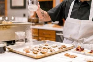 Veste de chef pâtissier personnalisée : 3 polices (indispensables) pour faire briller votre nom !