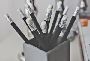 Crayons personnalisés avec inscription : quand et pourquoi les choisir