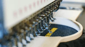 Ontwerp geborduurde shirts en polo's.