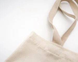 Gepersonaliseerde boodschappentassen: Canvas versus TNT, de voor- en nadelen van elk materiaal.